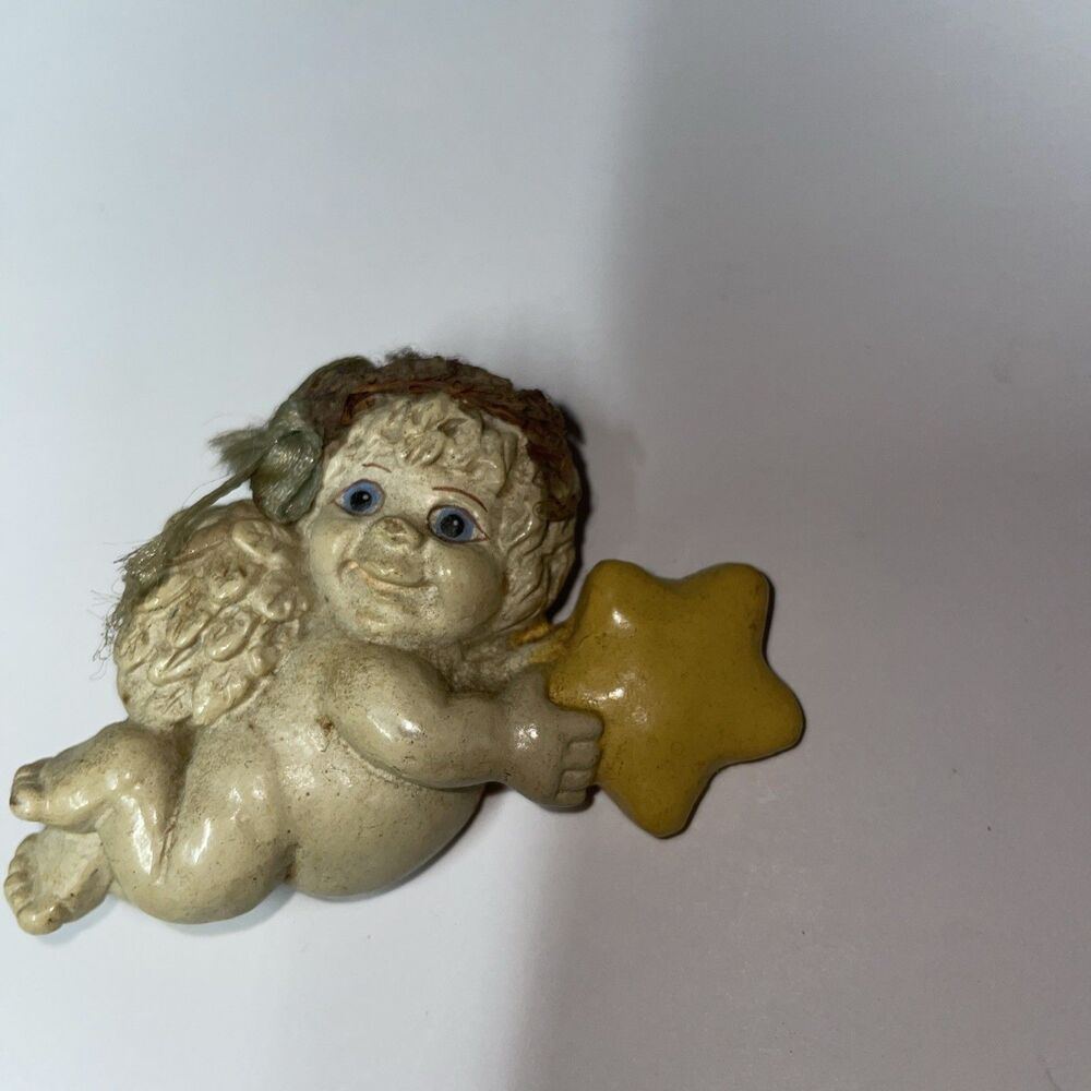Dreamsicles Angel brooch Cherub Laying Down Floral Wreath Vintage